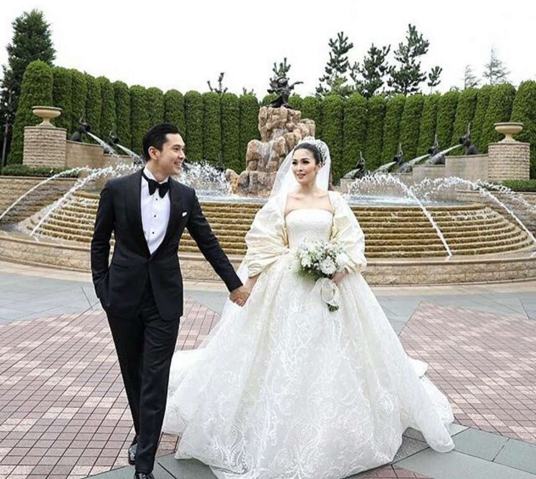 Pernikahan Sandra Dewi dan Harvey Moeis di Disneyland Tokyo 2016. Harvey Moeis terdakwa yang merugikan negara Rp300 triliun. (Foto: Instagram)