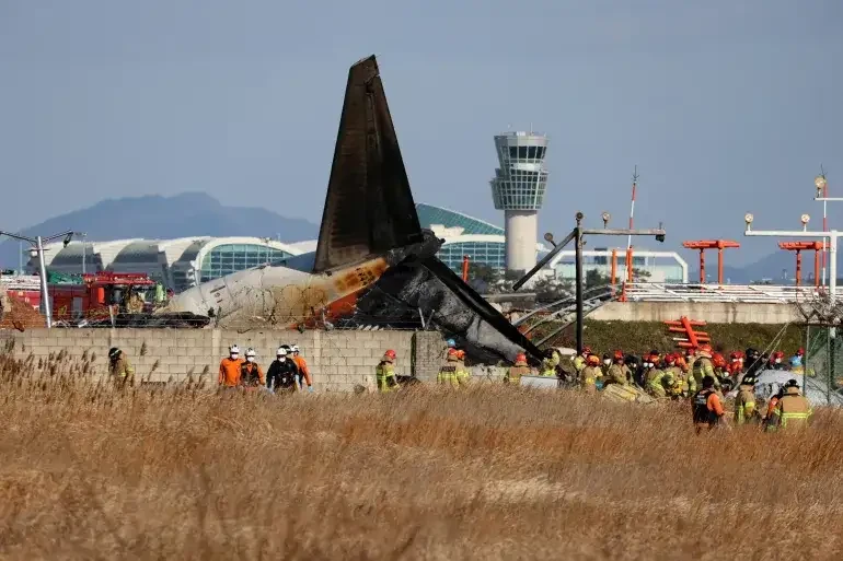 Setidaknya 120 orang tewas ketika pesawat penumpang terbakar dan jatuh di Bandara Internasional Muan, Korea Selatan. (Foto: Reuters)