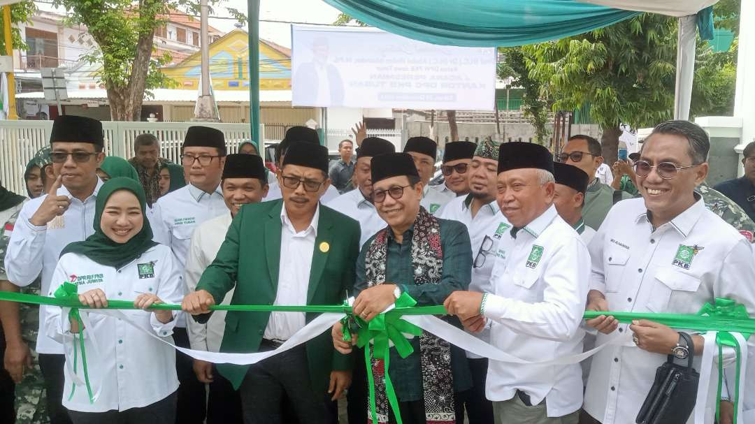 Ketua DPW PKB Jawa Timur, Abdul Halim Iskandar didampingi Ketua DPC PKB Tuban, anggota DPR RI Fraksi PKB serta seluruh anggota DPRD Tuban Fraksi PKB meresmikan Kantor Baru DPC PKB Tuban (Foto: Khoirul Huda/Ngopibareng.id)