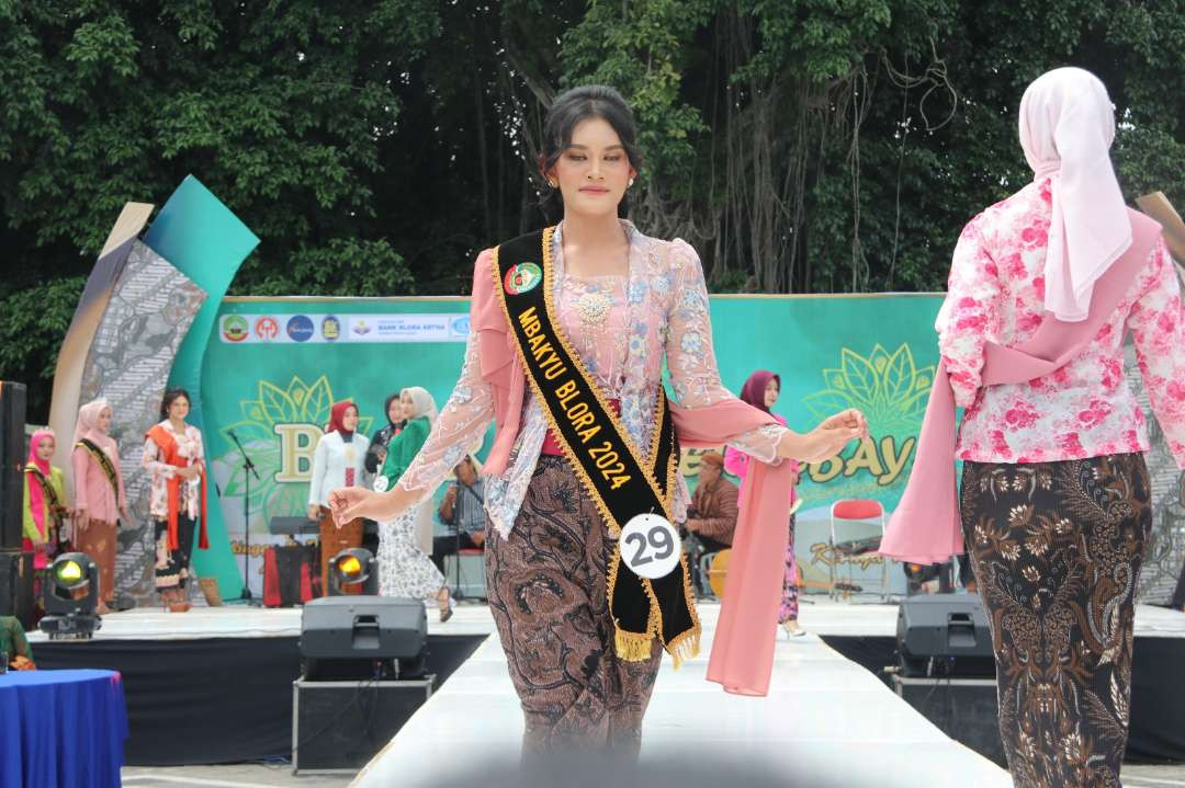 Festival Blora Berkebaya 2024 meriah, digelar dalam rangka Hari Jadi ke 275 Kabupaten Blora. (Foto: Ahmad Sampurno/Ngopibareng.id)