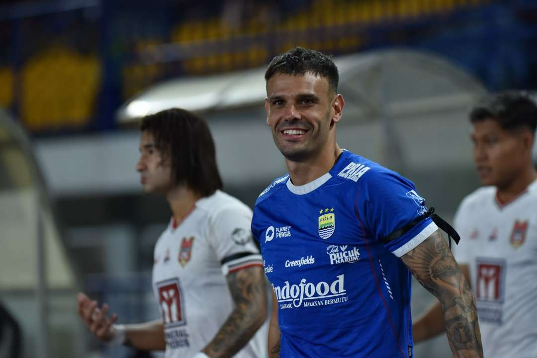 Tyronne Del Pino mencetak gol kemenangan Persib Bandung atas Persis Solo. (Foto: Instagram/@tyronne11)