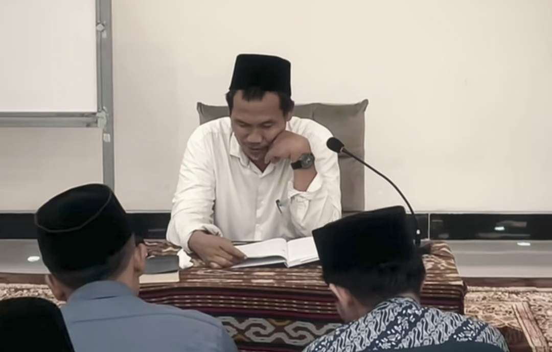 KH Ahmad Bahauddin Nursalim alias Gus Baha saat menyampaikan pesan Islam di depan para santrinya. (Foto: dok/ngopibareng.id)