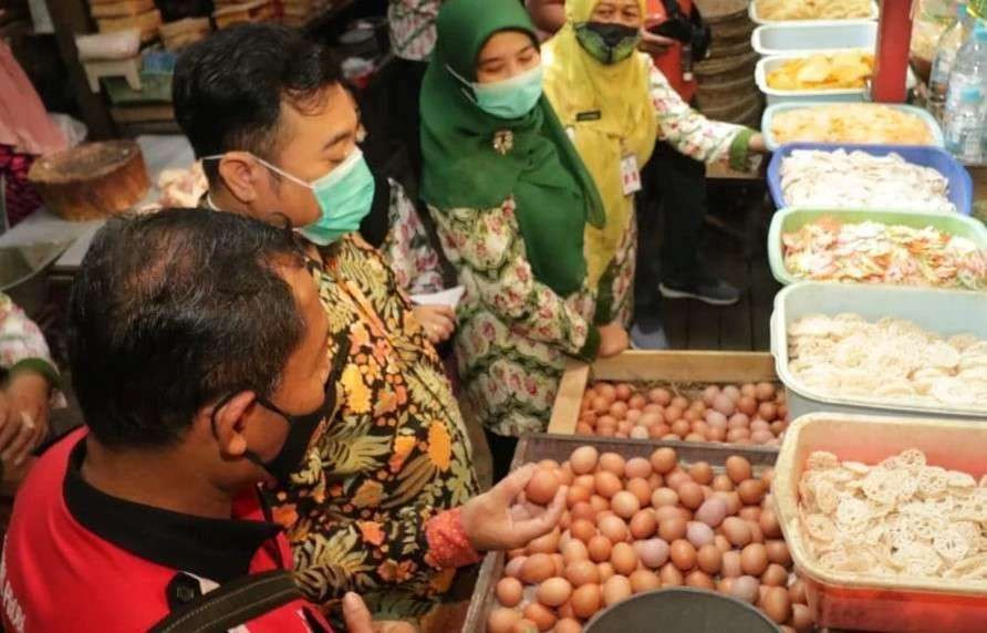 Salah satu pedagang telur di Pasar Baru Probolinggo. (Foto: Ikhsan Mahmudi/Ngopibareng.id)