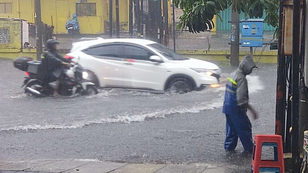 Banjir di Surabaya akibat cuaca ekstrem. (Foto: Fariz Yarbo/Ngopibareng.id)