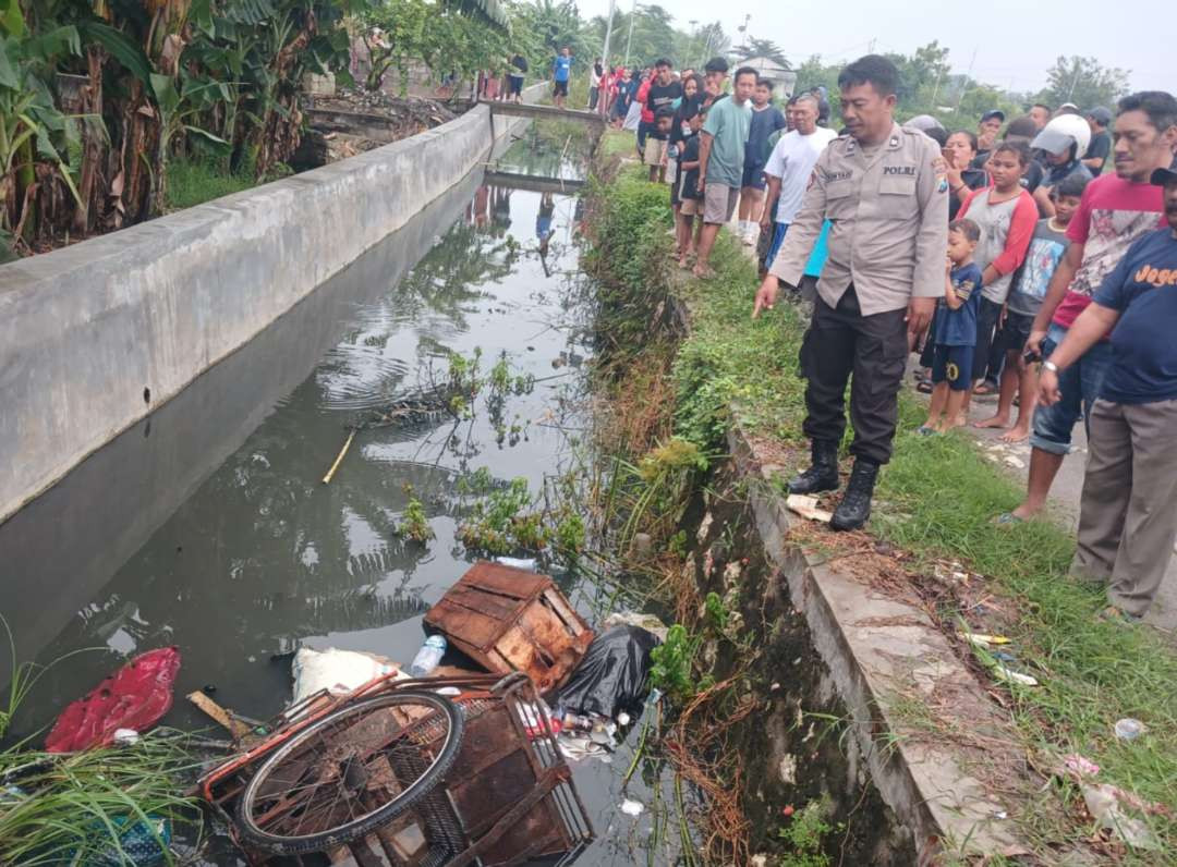 Petugas Polsek Babat bersama warga hendak mengevakuasi korban (Foto: Istimewa)