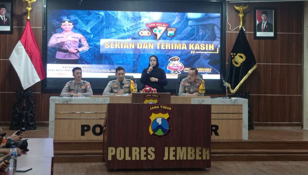 Kapolres Jember AKBP Bayu Pratama Gubunagi saat memaparkan pelanggaraka yang dilakukan anggotanya (Foto: Rusdi/Ngopibareng.id)