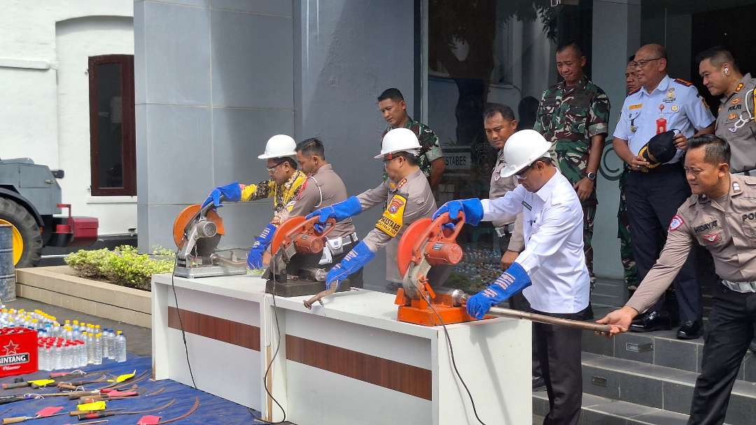 Pemusnahan knalpot brong hasil razia dan operasi yang dilakukan oleh jajaran Polrestabes Surabaya, Senin 30 Desember 2024 di Mapolrestabes Surabaya. (Foto: Julianus Palermo/Ngopibareng.id)