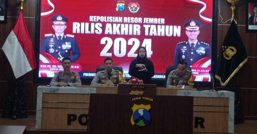 Kapolres Jember, AKBP Bayu Pratama Gubunagi saat memaparkan rilis akhir tahun 2024 (Foto: Rusdi/Ngopibareng.id)