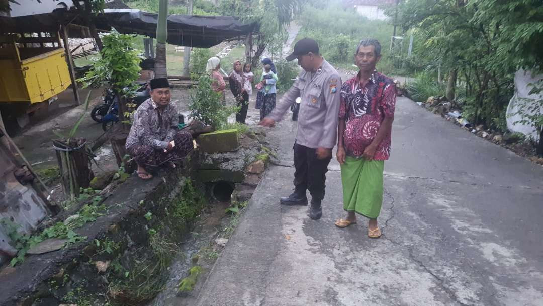 Petugas Polsek Brondong saat mendatangi tempat kejadian perkara (TKP) korban tewas tenggelam (Foto : Istimewa)