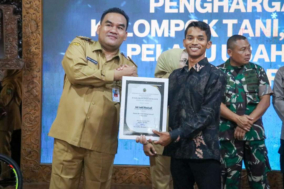 Bupati Blora Arief Rohman serahkan secara langsung penghargaan kepada para pejuang ketahanan pangan. (Foto: Ahmad Sampurno/Ngopibareng.id)