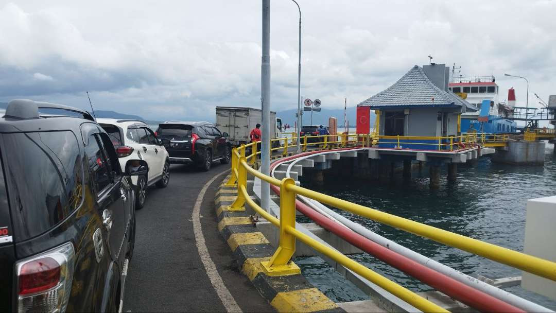 Sejumlah kendaraan hendak masuk ke dalam kapal penyeberangan di dermaga MB I Pelabuhan Ketapang (Foto : Muh Hujaini/Ngopibareng.id)