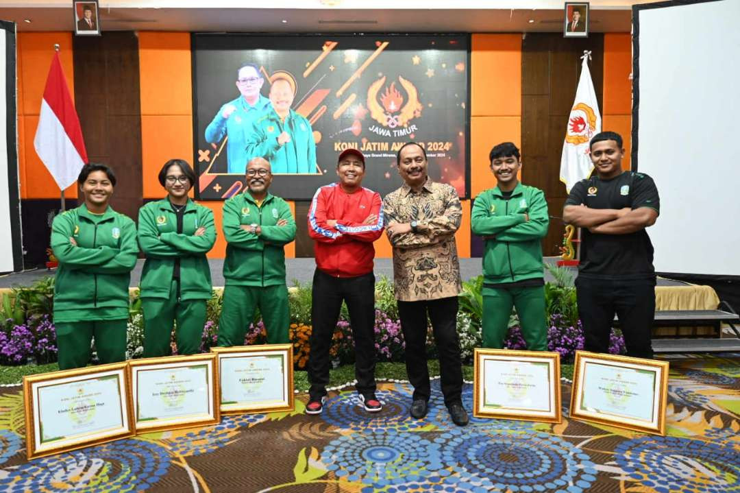 Ketua KONI Jatim M. Nabil bersama pelatih, atlet terbaik di acara KONI Jatim Award 2024. (Foto: KONI Jatim)