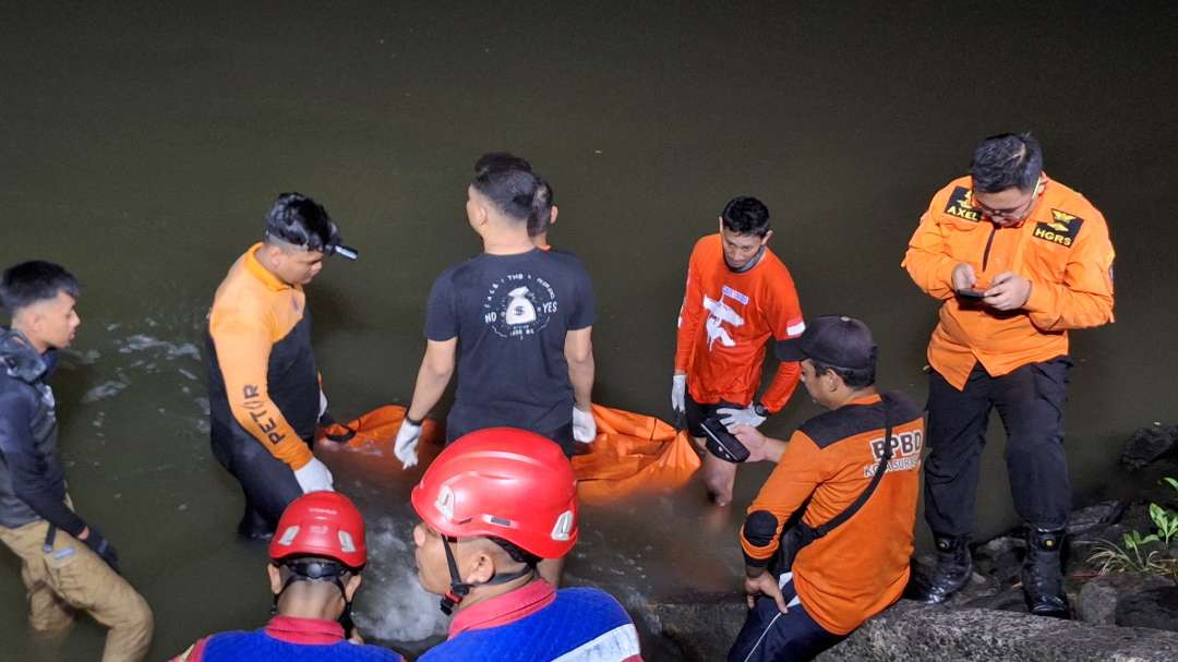 Petugas berhasil mengevakuasi mayat bocah asal Bogangan, berinisial PP. Remaja berusia 15 tahun ini tenggelam di Bozem Kedurus, Karangpilang, Surabaya. (Foto: Julianus Palermo/Ngopibareng.id)