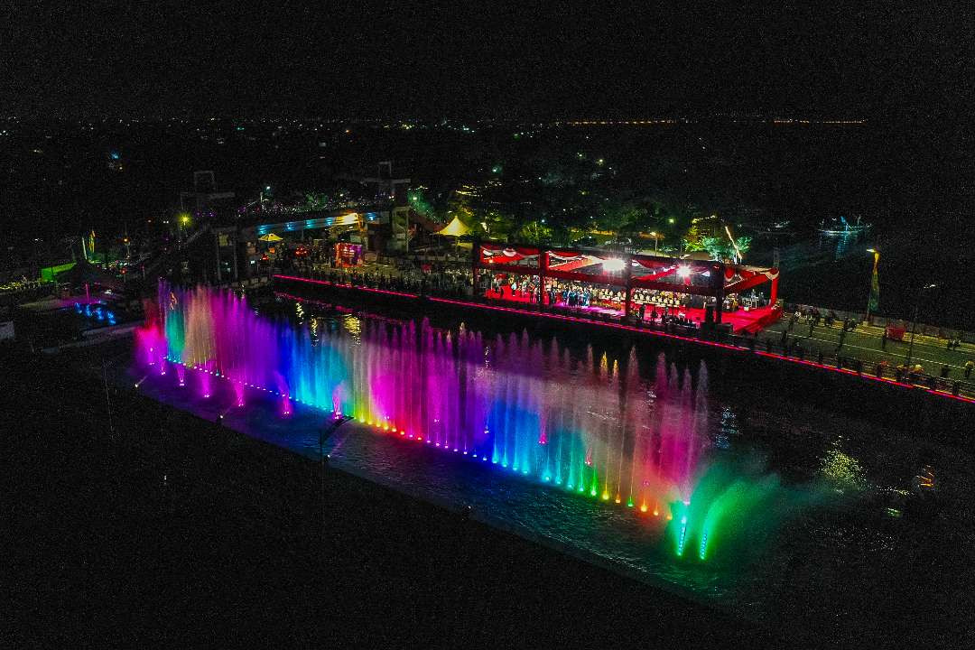 Laser Air Mancur Jembatan Suroboyo yang secara resmi telah diluncurkan oleh Pemerintah Kota Surabaya. (Foto: Humas Pemkot Surabaya)