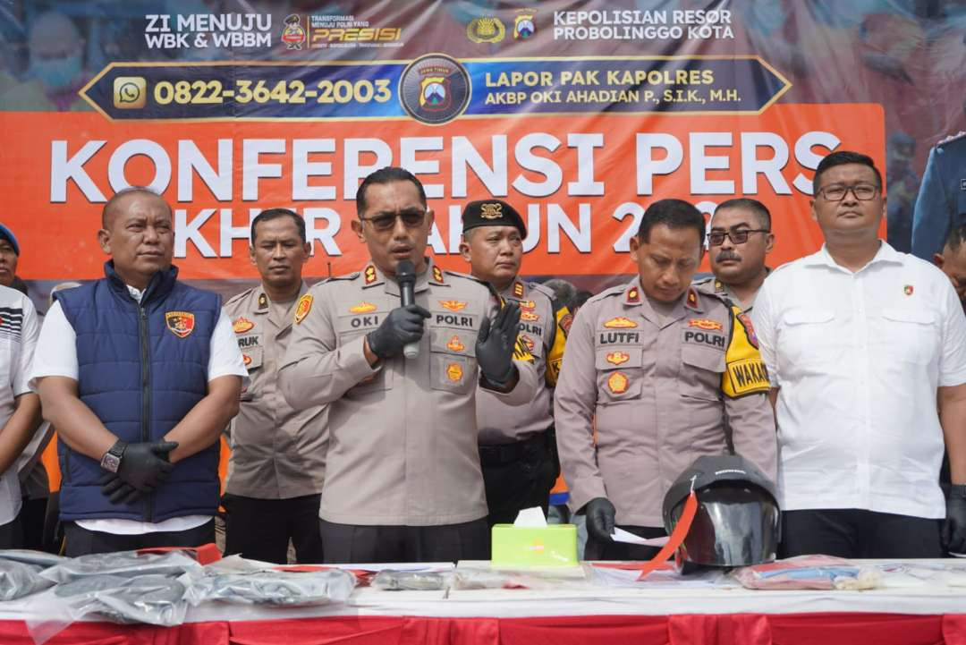 Polres Probolinggo Kota menggelar konferensi pers akhir tahun 2024. (Foto: Ikhsan Mahmudi/Ngopibareng.id)