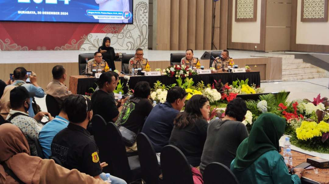 Kapolda Jatim, Irjen Pol Imam Sugianto (dua dari kiri) memaparkan anev tahun 2024 di Mapolda Jatim, Surabaya, Senin 30 Desember 2024. (Foto: Fariz Yarbo/Ngopibareng.id)