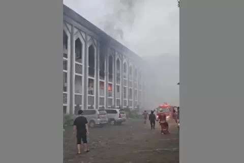 Gedung Universitas Islam Negeri Syarif Hidayatullah Ciputat Timur, Tangerang, Jakarta mengalami kebakaran, Senin, 30 Desember 2024 pagi. (Foto: Tangkapan Layar)