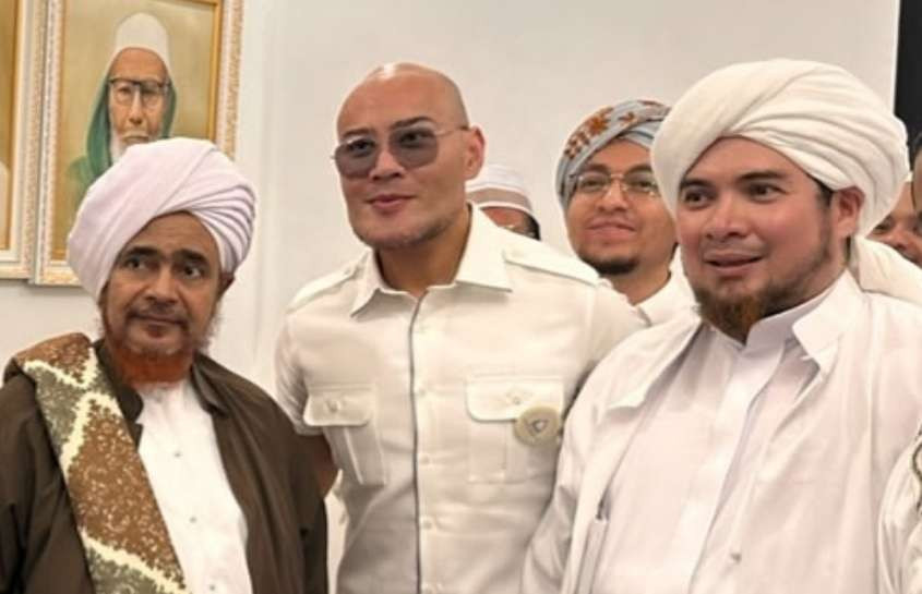 Deddy Corbuzier bersama Habib Umar bin Hafidz dan Habib Jindan bin Salim. (Foto: dok/ngopibareng.id)