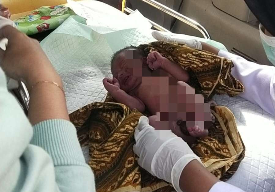 Kondisi bayi laki-laki yang ditemukan di dekat selokan dalam kondisi baik dan sehat. (Foto: Tangkap layar video)