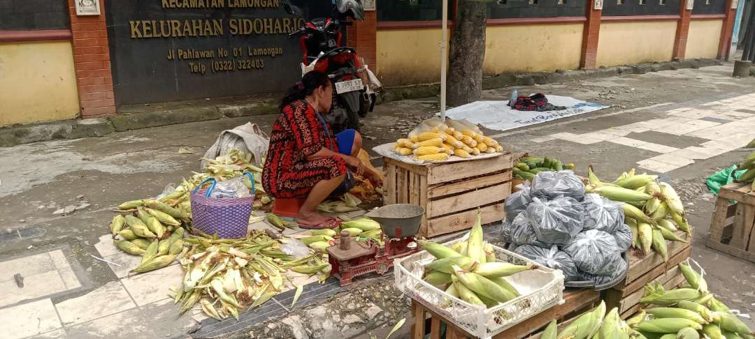 Penjual jagung di Pasar Sidoharjo Lamongan laris manis. (Foto: Imron Rosidi/Ngopibareng.id)