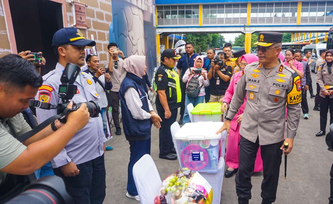 Kapolda Jatim, Irjen Pol Imam Sugianto saat di pos Yan Terminal Purabaya Bungurasih. (Foto: Aini Arifin/Ngopibareng.id)