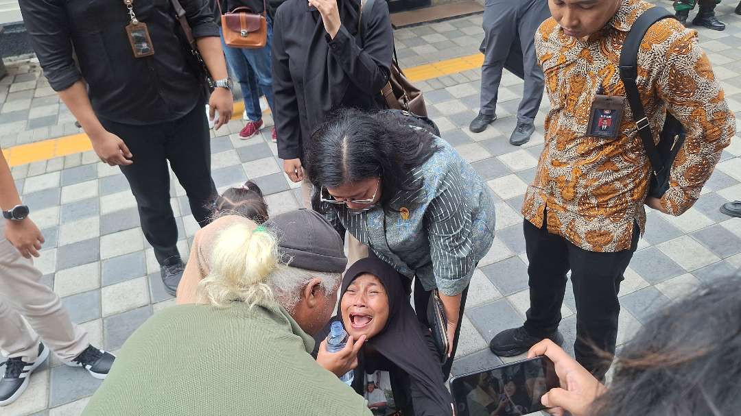 Salah satu anggota keluarga korban Tragedi Kanjuruhan yang histeris setelah mendengar putusan permohonan restitusi oleh majelis hakim Pengadilan Negeri Surabaya, Selasa 31 Desember 2024. (Foto: Julianus Palermo/Ngopibareng.id)