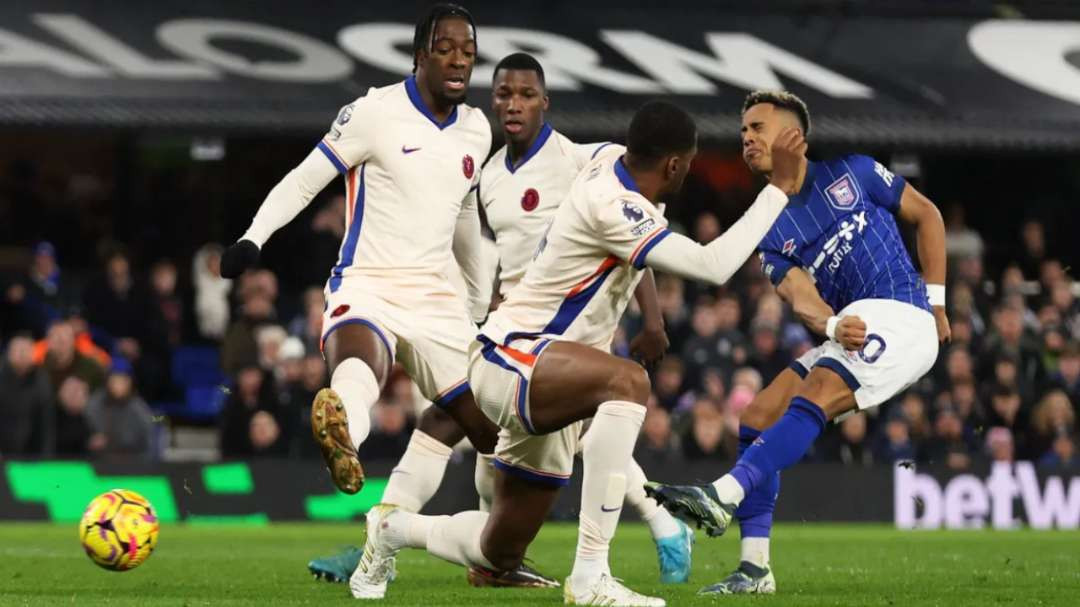 Ipswich Town akhirnya mengakhiri kutukan selama hampir 23 tahun tak pernah menang di kandang sendiri usai memenangkan laga melawan Chelsea. (Foto: Reuters)