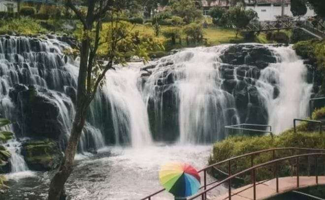 Objek wisata alam Niagara Mini Belawan Kecamatan Sempol Ijen Bondowoso menjadi salah satu destinasi wisata masyarakat merayakan pergantian tahun 2024 ke 2025.(Foto: Humas Disparbudpora Bondowoso)