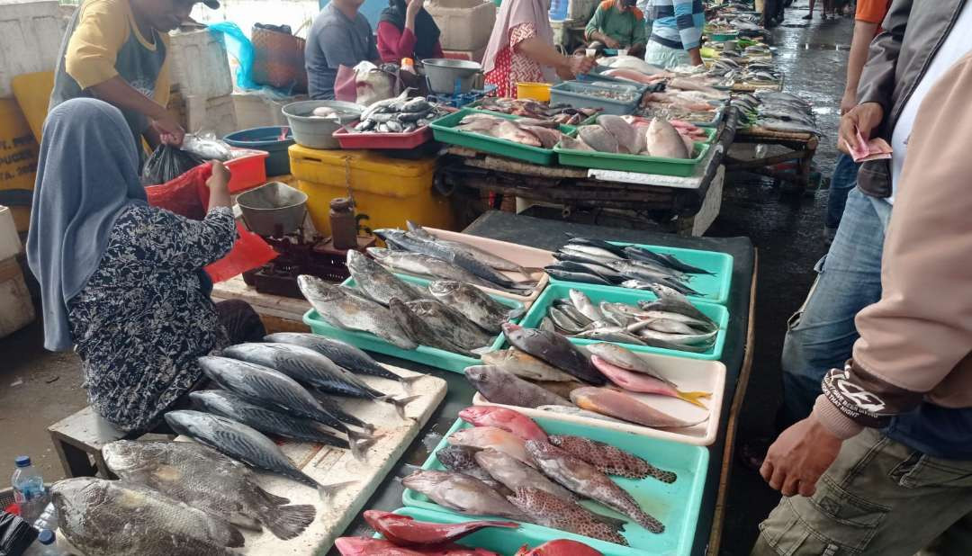 Aktivitas jual beli ikan di TPI Puger (Foto: Rusdi/Ngopibareng.id)