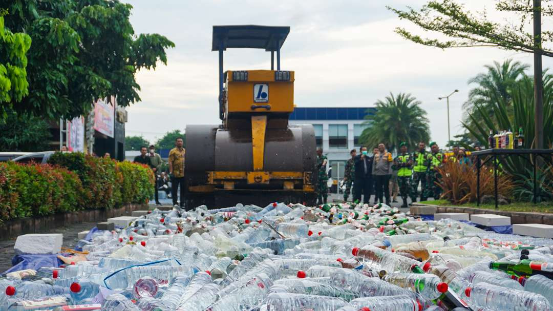 Ribuan botol miras dimusnahkan Polresta Sidoarjo. (Foto: Aini Arifin/Ngopibareng.id)