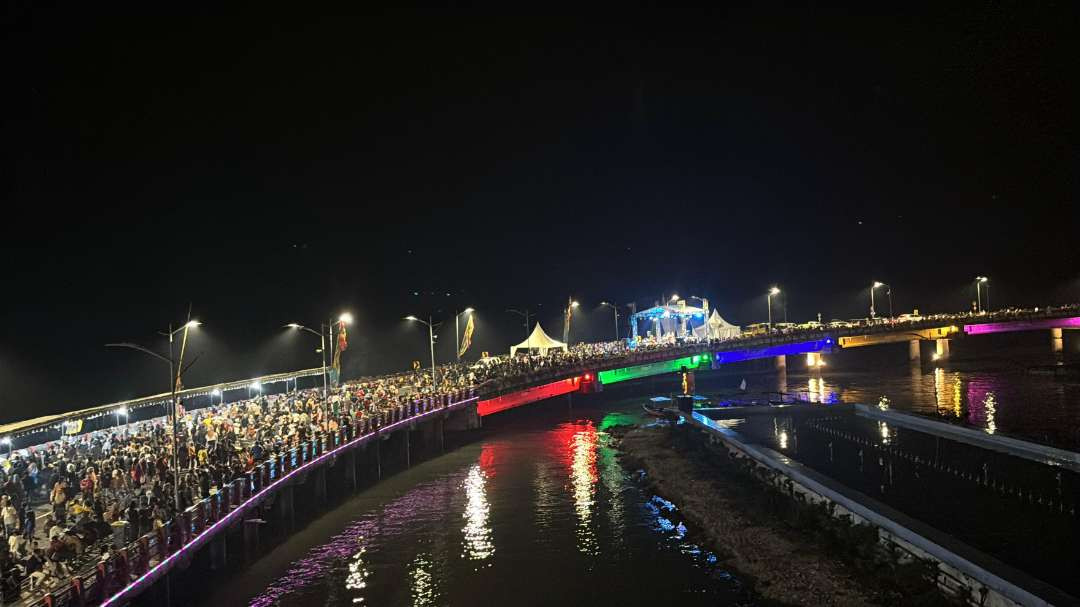 Ribuan masyarakat tumpah-ruah memadati Jembatan Suroboyo, Pantai Kenjeran, jelang malam pergantian tahun baru 2024/2025, Selasa 31 Desember 2024. (Foto: Julianus Palermo/Ngopibareng.id)