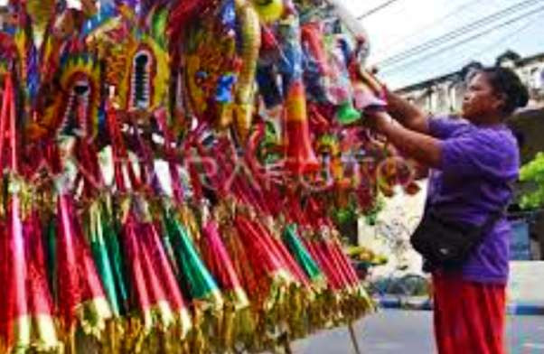 Penjual trompet tahun baru mengeluh akibat sepinya pembeli, jelang tahun baru trompetnya masih numpuk. (Foto: Asmanu Sudarso/Ngopibareng.id)