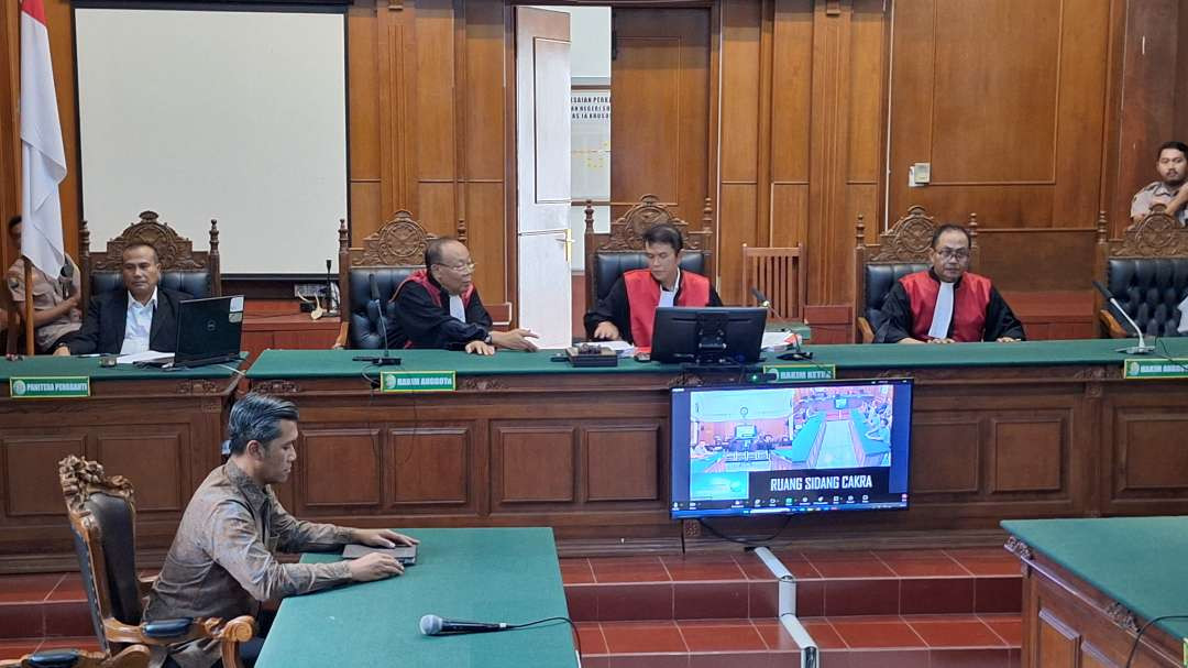 Suasana sidang putusan permohonan restitusi atau ganti rugi terhadap 71 korban Tragedi Kanjuruhan Malang, yang digelar di Ruang Cakra, Pengadilan Negeri Surabaya, Selasa 31 Desember 2024. (Foto: Julianus Palermo/Ngopibareng.id)