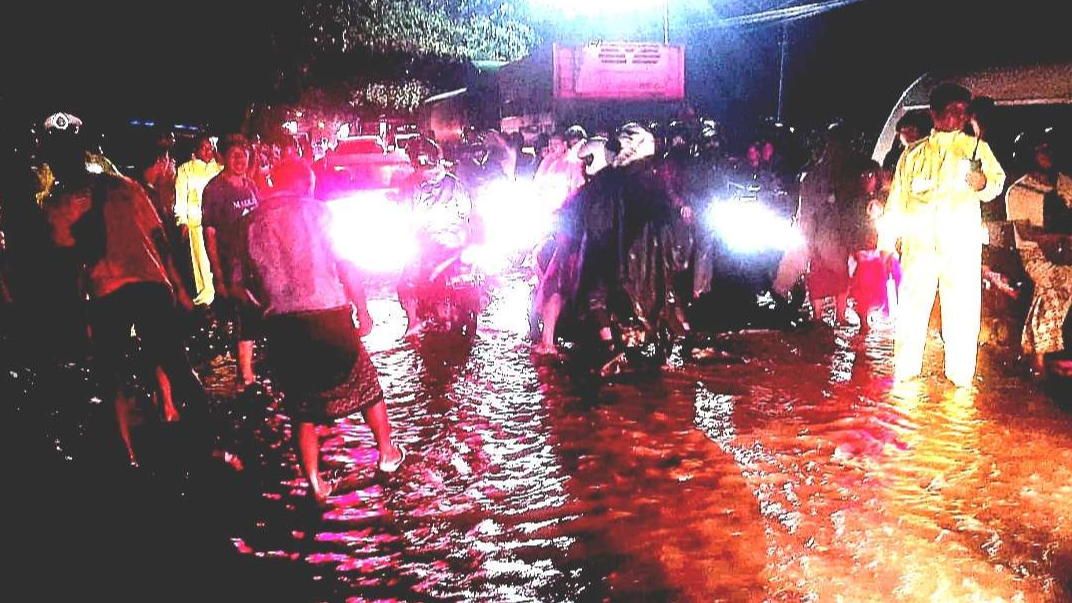 Banjir luapan sungai menutup Jalur Pantura Situbondo di Desa Pasir Putih Kecamatan Bungatan hingga arus lalu lintas macet total di malam tahun baru.(Foto: Humas BPBD Situbondo)