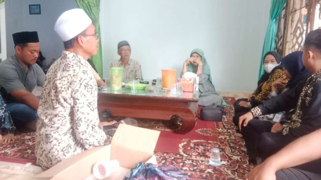 Tim P2TP2A memberikan pendampingan psikologi kepada orang tua korban (Foto : istimewa)