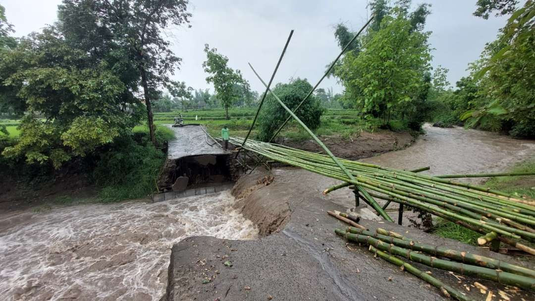 Jembatan penghubung Desa Sumberejo - Sumberbendo Kabupaten Probolinggo putus diterjang banjir. (Foto: Ikhsan Mahmudi/Ngopibareng.id)