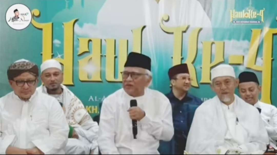 KH Ahmad Mustofa Bisri alias Gus Mus bersama KH Abdulloh Kafabihi dalam suatu pengajian Umum. (Foto: fok/ngopibareng.id)