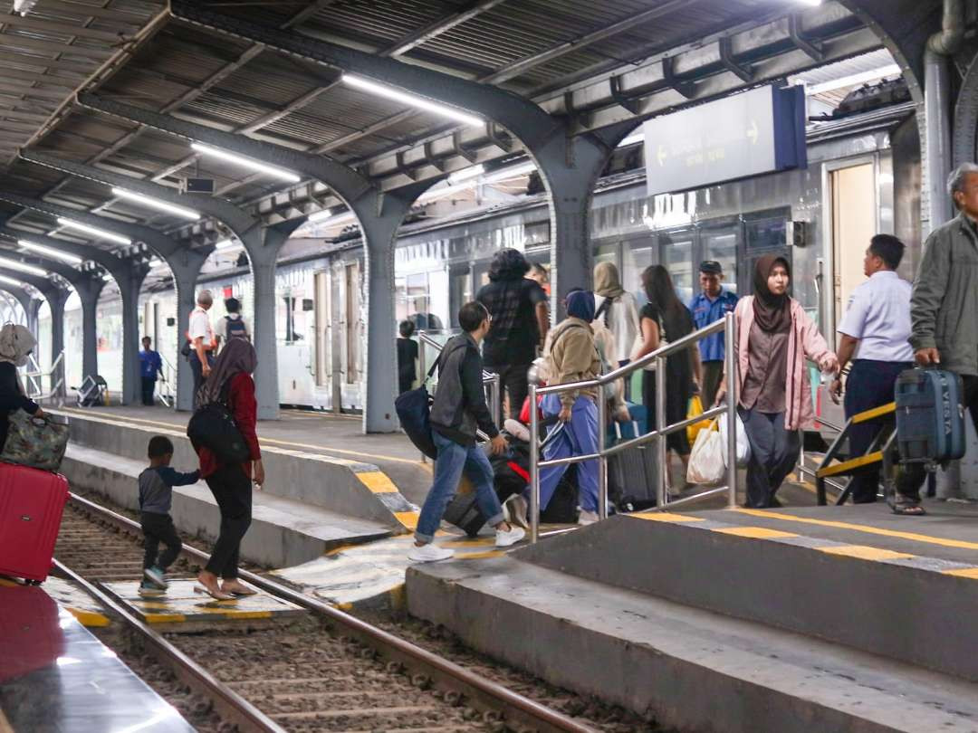 Para penumpang saat masuk ke dalam kereta api di Stasiun Jember (Foto: Dokumentasi KAI Daop 9 Jember)