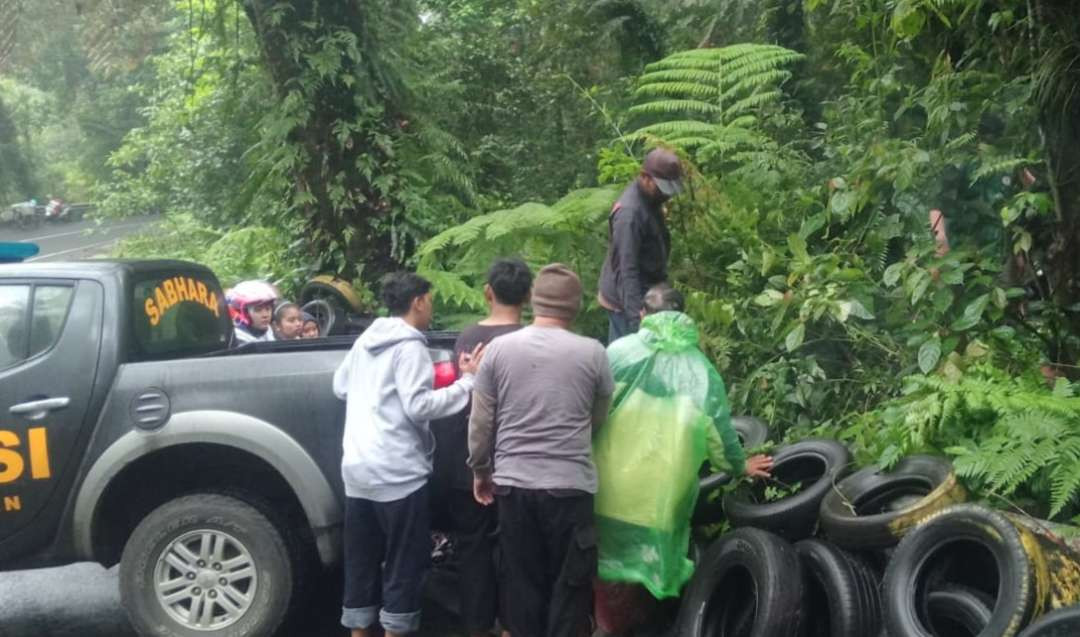 Petugas dibantu masyarakat melakukan evakuasi korban kecelakaan (foto : istimewa)