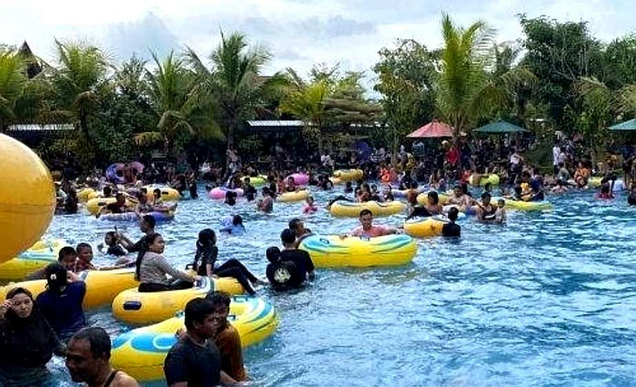 Objek wisata kolam renang Navara Bondowoso bernuansa dipadati watha liburan tahun baru 2025. (Foto: Guido/Ngopibareng.id)