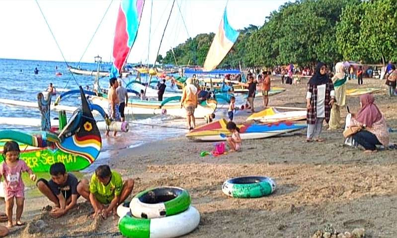 Wisatawan liburan Nataru 2024-2025 ke Pantai Pasir Putih Situbondo menurun 30 persen dibandingkan periode sama tahun lalu. (Foto: Guido/Ngopibareng.id)