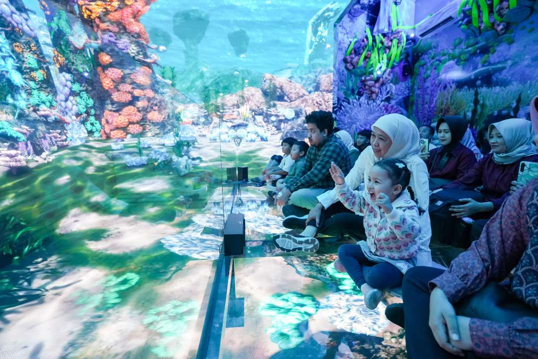 Khofifah Indar Parawansa bersama cucunya Aisyah Nabila saat menikmati Virtual Immersive Park di Jatim Park 2. (Foto: Istimewa)