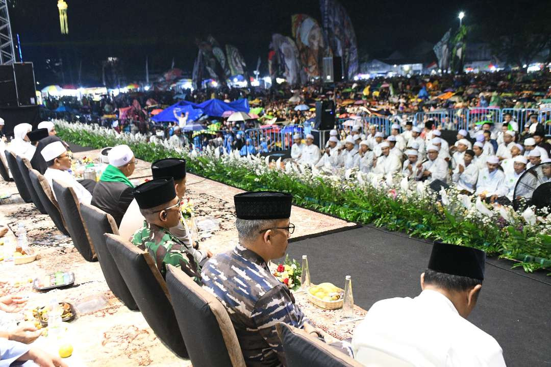 Ribuan warga Banyuwangi melakukan salawatan di RTH Maron pada malam tahun baru. (Foto: Istimewa)