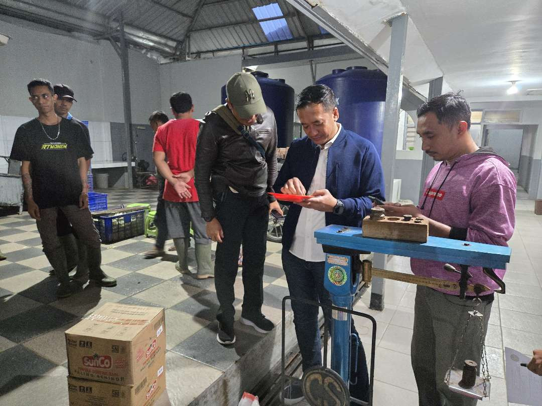 Tim Kanwil Direktorat Jenderal Pemasyarakatan Jatim melakukan pembinaan, monitoring, pengawasan dan pengendalian penyediaan bahan makanan di lapas dan rutan di jajarannya, Rabu 1 Januari 2025 dini hari WIB. (Foto: Humas Kanwil Ditjen Pas Jawa Timur)