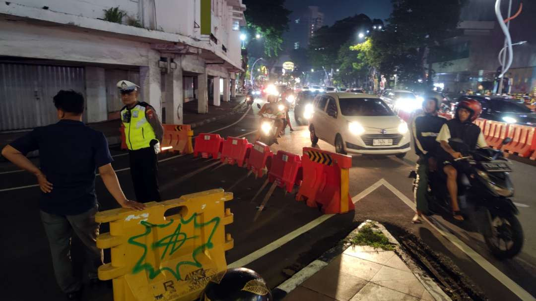 Aparat kepolisian melakukan rekayasa lalu lintas pada momen pergantian tahun di Surabaya. (Foto: Fariz Yarbo/Ngopibareng.id)