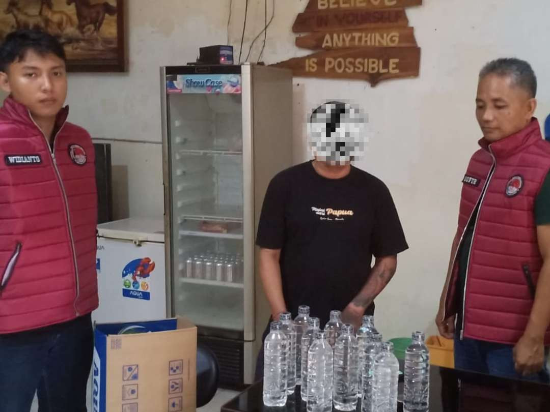 Anggota Satreskoba Polresta Banyuwangi menyita minuman keras dari tempat ES (Foto : istimewa)