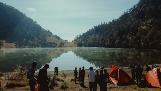 Kawasan Ranu Kumbolo di lereng Gunung Semeru. Pendakian ke Gunung Semeru ditutup hingga 19 Januari 2025. (Foto: Unsplash)