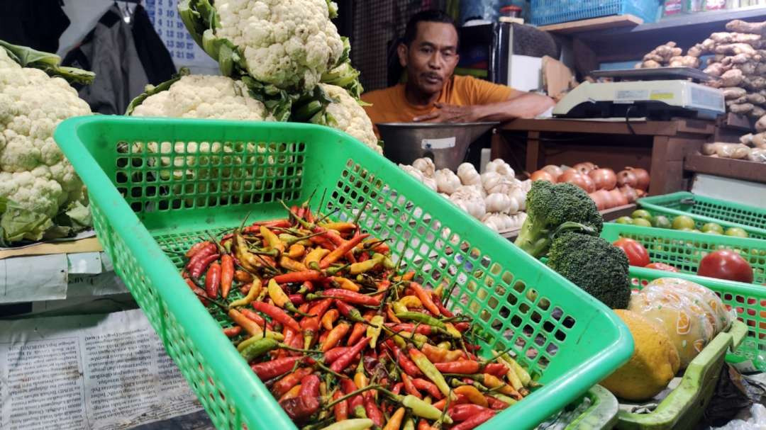 Parno salah satu pedagang Pasar Genteng mengaku harga cabe masih belum stabil. (Foto: Fariz Yarbo/Ngopibareng.id)