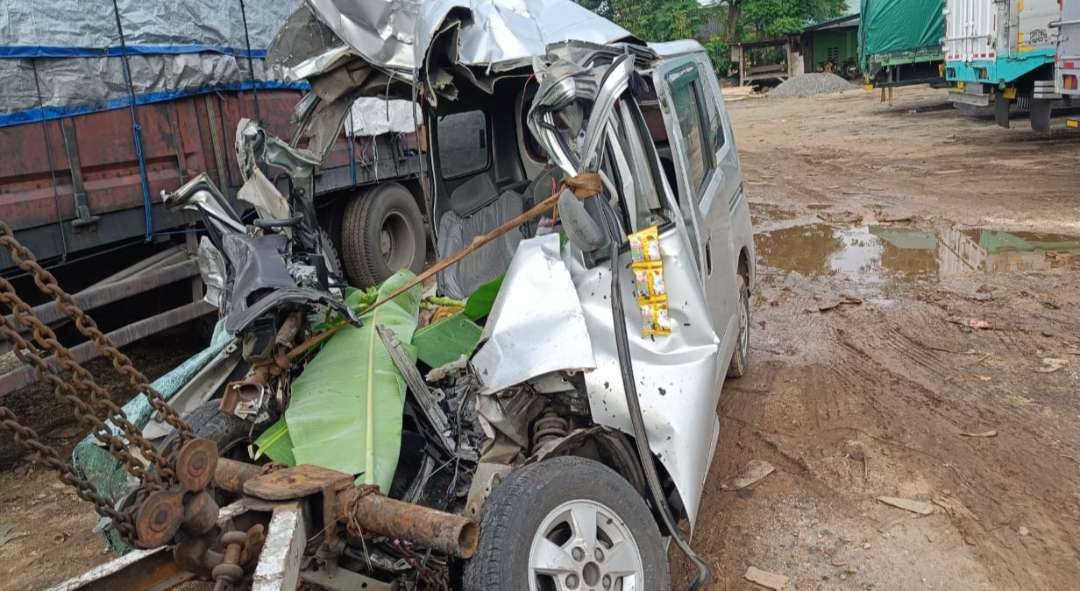 Kondisi mobil Grand Max ringsek usai mengalami kecelakaan di Jalur Pantura Tuban (dok. Satlantas Polres Tuban)