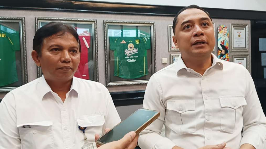 Walikota Surabaya, Eri Cahyadi bersama Kepala BBWS Brantas Hendra Ahyadi usai pertemuan di Balai Kota Surabaya, Kamis 2 Januari 2025. (Foto: Fariz Yarbo/Ngopibareng.id)